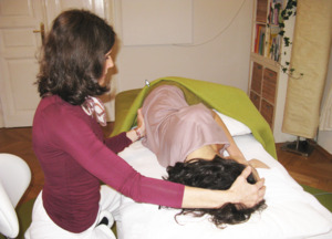 Craniosacrale Behandlung auf Massagetisch